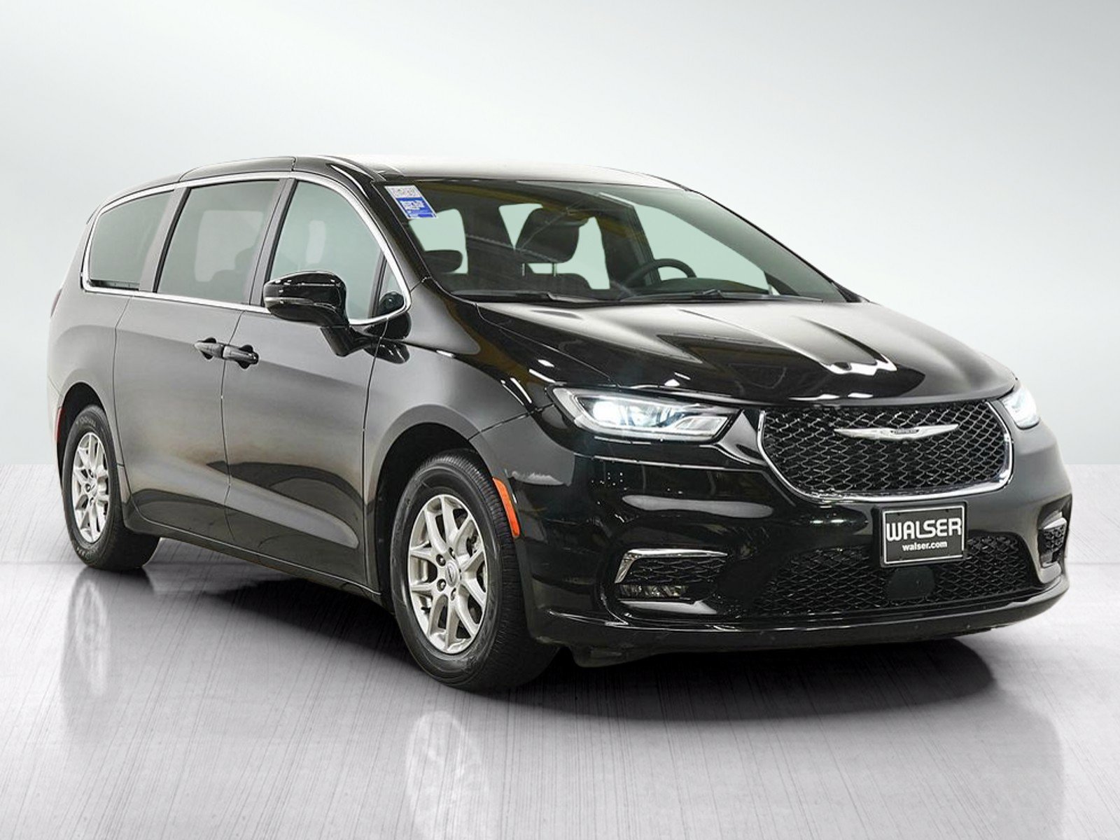 Used 2025 Chrysler Pacifica Select FWD image 7
