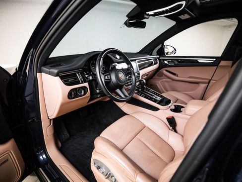 Certified 2024 Porsche Macan AWD/4WD image 4