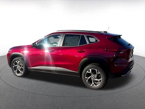 Used 2025 Chevrolet Trax LT w/ LT Convenience Package image 8