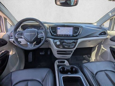 Used 2023 Chrysler Pacifica Touring-L FWD image 17