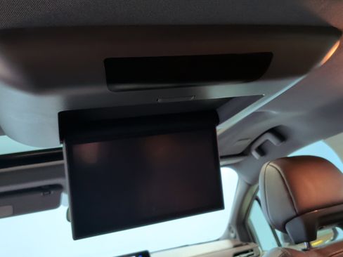 Used 2023 Toyota Sienna Platinum image 32