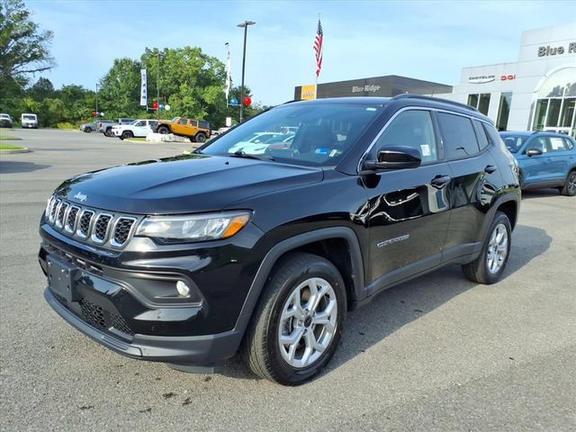 Used 2025 Jeep Compass Latitude w/ Sun & Sound Group AWD/4WD image 9