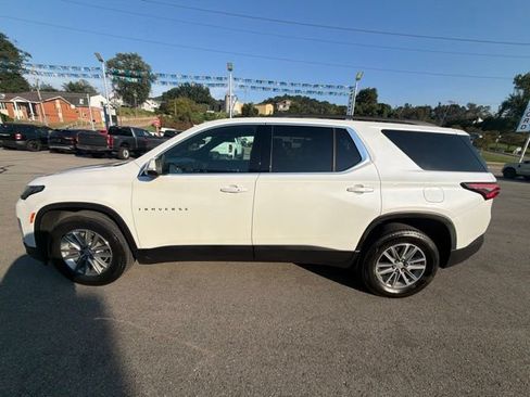 Used 2023 Chevrolet Traverse LT AWD/4WD image 2