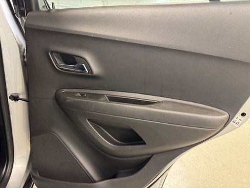 Used 2018 Chevrolet Trax LT w/ LT Convenience Package image 24