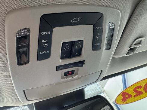 Used 2024 Toyota Sienna XLE w/ XLE Plus Package FWD image 20