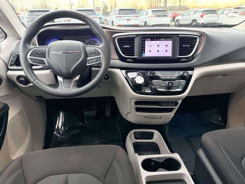 Used 2023 Chrysler Voyager LX FWD image 3