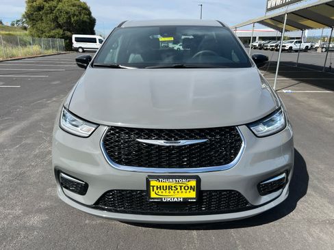 Used 2025 Chrysler Pacifica Select FWD image 4