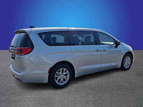 Used 2024 Chrysler Pacifica Touring-L image 5
