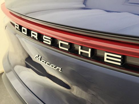 Used 2025 Porsche Macan image 25