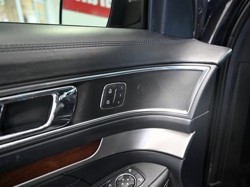 Used 2019 Ford Explorer Platinum image 29