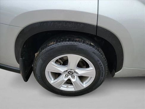 Used 2023 Toyota Highlander LE image 9