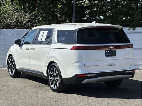 Used 2022 Kia Carnival EX FWD image 3