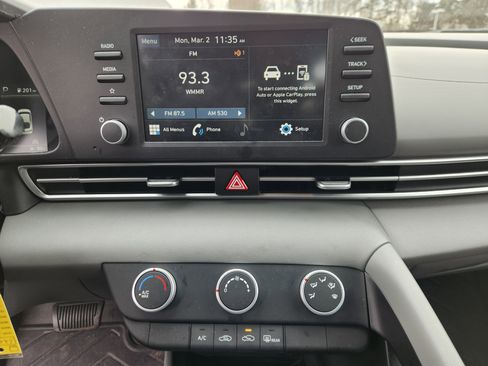 Used 2023 Hyundai Elantra SE image 9