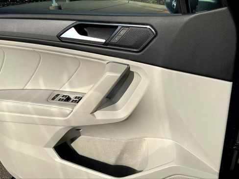 Used 2022 Volkswagen Tiguan SE image 39