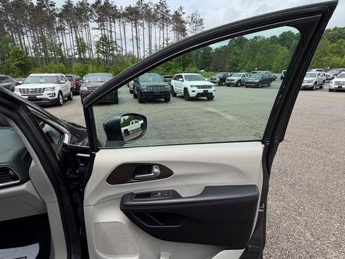 Used 2017 Chrysler Pacifica Touring Plus FWD image 30