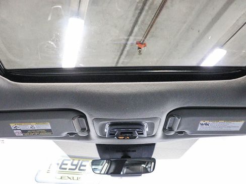 Used 2023 Toyota Corolla Cross XLE w/ Convenience Package FWD image 14