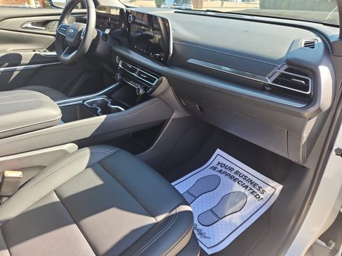 Used 2025 Chevrolet Traverse LT image 49