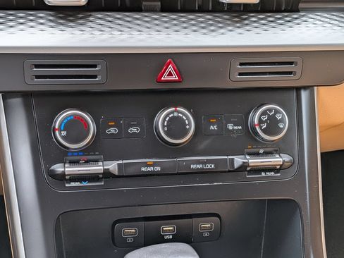 Used 2024 Kia Carnival LX FWD image 24