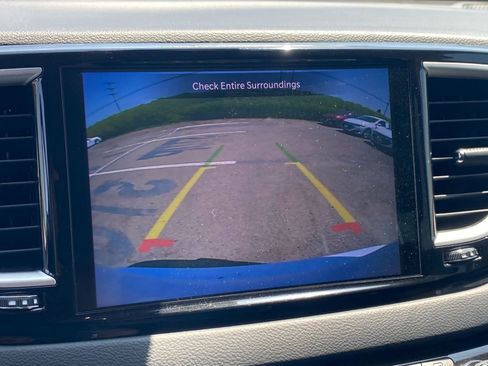 Used 2023 Chrysler Pacifica Touring-L image 17