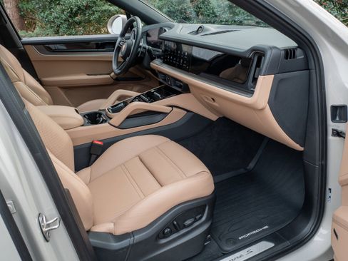 Certified 2024 Porsche Cayenne S w/ Premium Package Plus (PP1) image 32