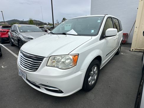 Used 2013 Chrysler Town & Country Touring FWD image 1