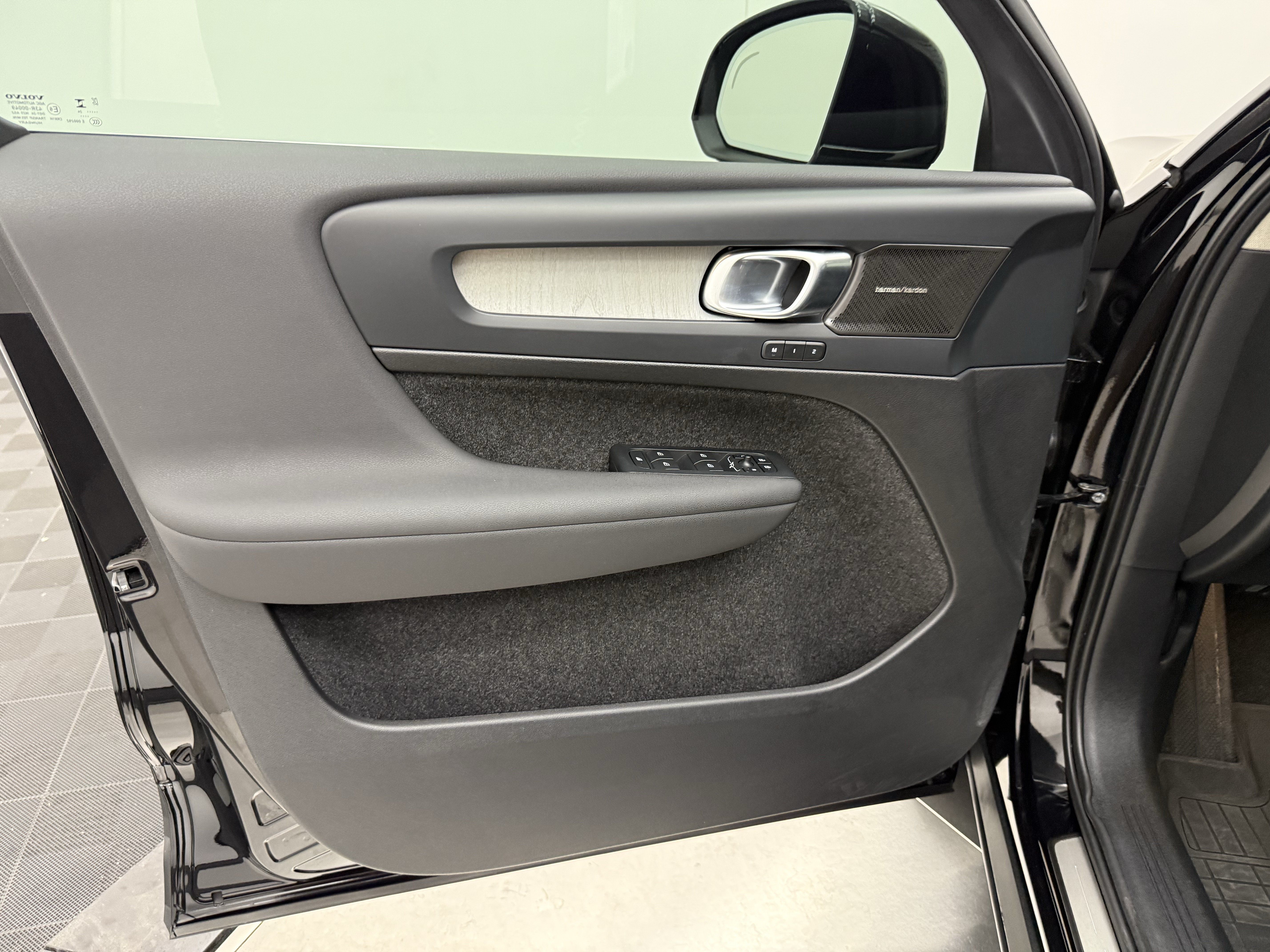 Certified 2024 Volvo XC40 B5 Plus w/ Protection Package Premier AWD/4WD image 10