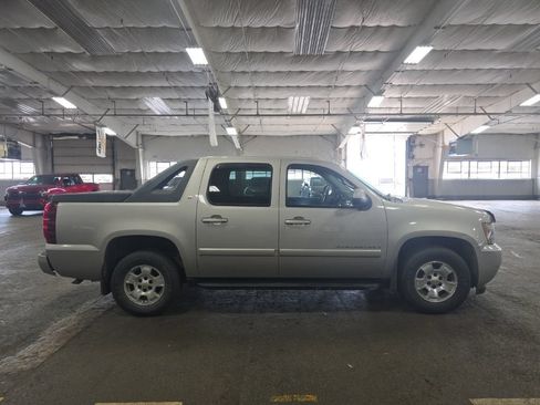 Used 2009 Chevrolet Avalanche LT w/ Convenience Package #1 AWD/4WD image 2
