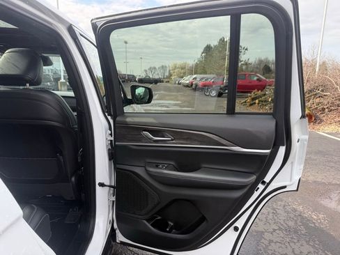 Used 2025 Jeep Grand Cherokee Limited image 50