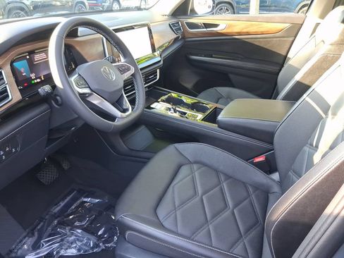 Used 2024 Volkswagen Atlas SE w/ Black Wheel Package FWD image 13