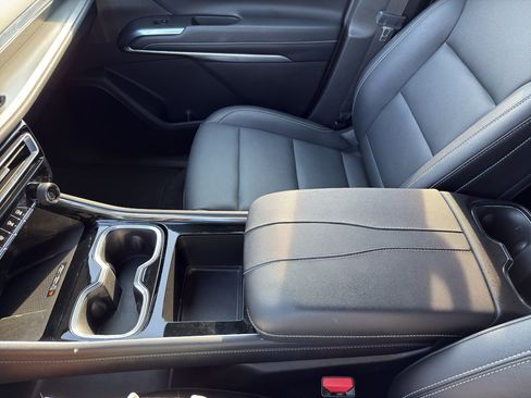 Used 2025 Chevrolet Traverse LT image 28