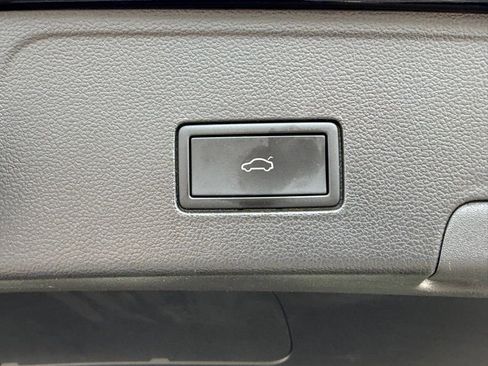 Used 2024 Volkswagen Atlas Cross Sport SE FWD image 9