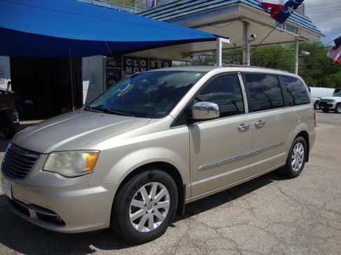 Used 2015 Chrysler Town & Country Touring w/ Driver Convenience Group image 1