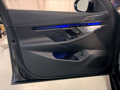 Used 2025 BMW M5 w/ Executive Package image 42