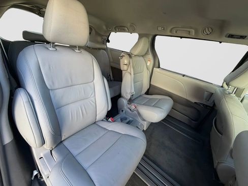 Used 2017 Toyota Sienna XLE w/ Protection Package image 17