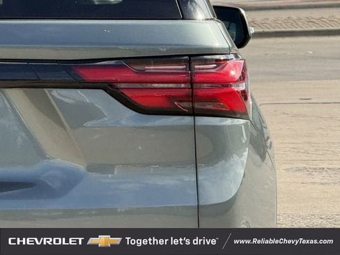 Used 2023 Chevrolet Traverse LT FWD image 8