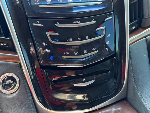 Used 2018 Cadillac Escalade Premium Luxury AWD/4WD image 22