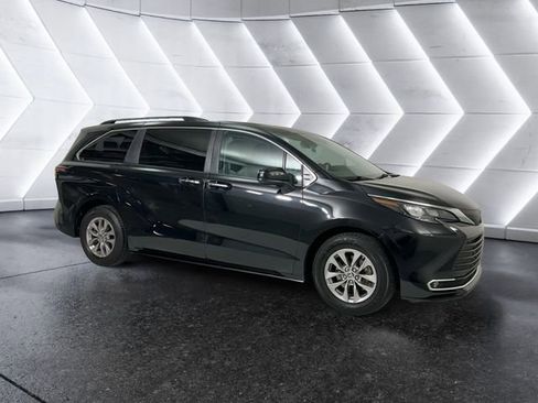 Used 2024 Toyota Sienna XLE image 1