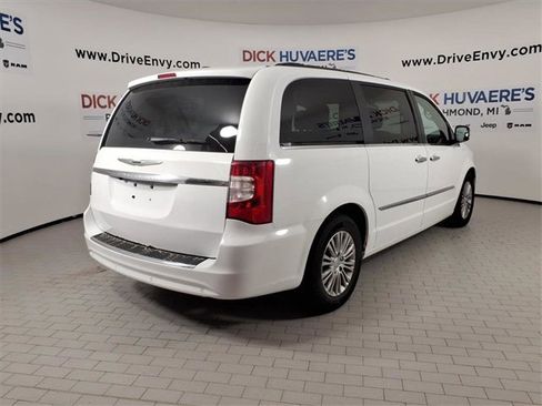 Used 2014 Chrysler Town & Country Touring-L w/ Driver Convenience Group image 4