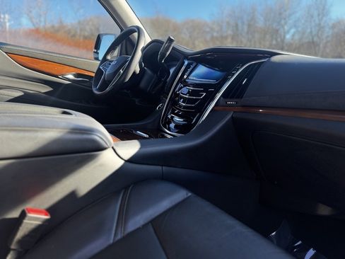Used 2019 Cadillac Escalade Luxury w/ LPO, Radiant Package image 11