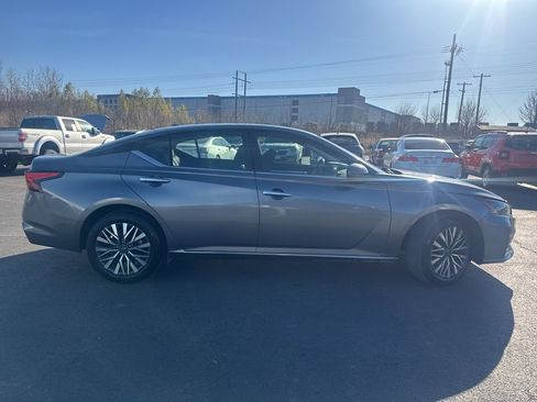 Used 2023 Nissan Altima 2.5 SV image 2