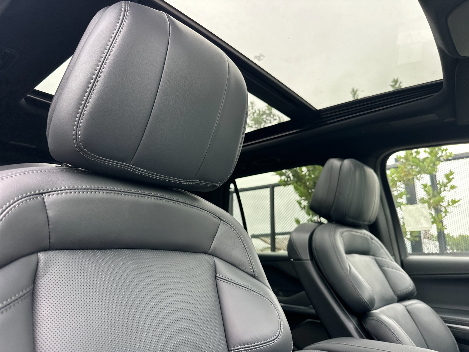 New 2026 Lincoln Navigator L Reserve w/ Jet Appearance Package AWD/4WD image 17