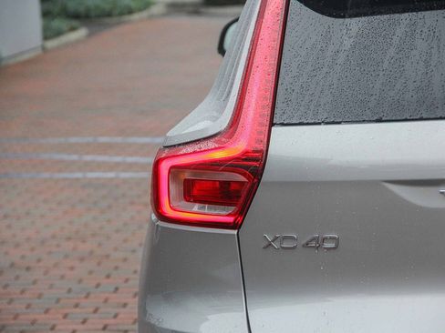 Used 2025 Volvo XC40 B5 Plus image 9