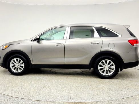 Used 2017 Kia Sorento LX w/ LX Convenience Package image 8