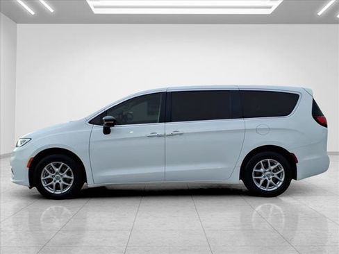 Used 2024 Chrysler Pacifica Touring-L FWD image 7