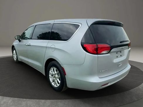 Used 2022 Chrysler Voyager LX FWD image 4