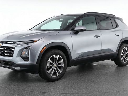 Used 2025 Chevrolet Equinox LT image 3