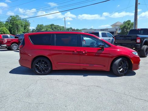 Used 2025 Chrysler Pacifica Limited FWD image 3