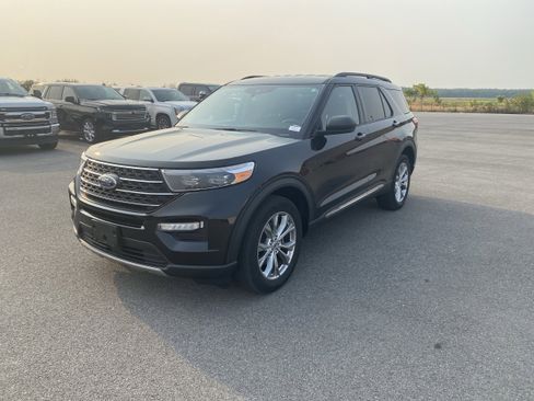 Used 2022 Ford Explorer XLT w/ Equipment Group 202A image 3