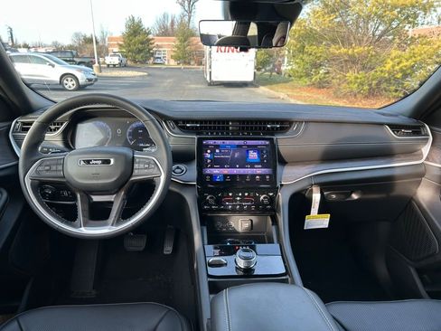New 2025 Jeep Grand Cherokee Altitude image 9