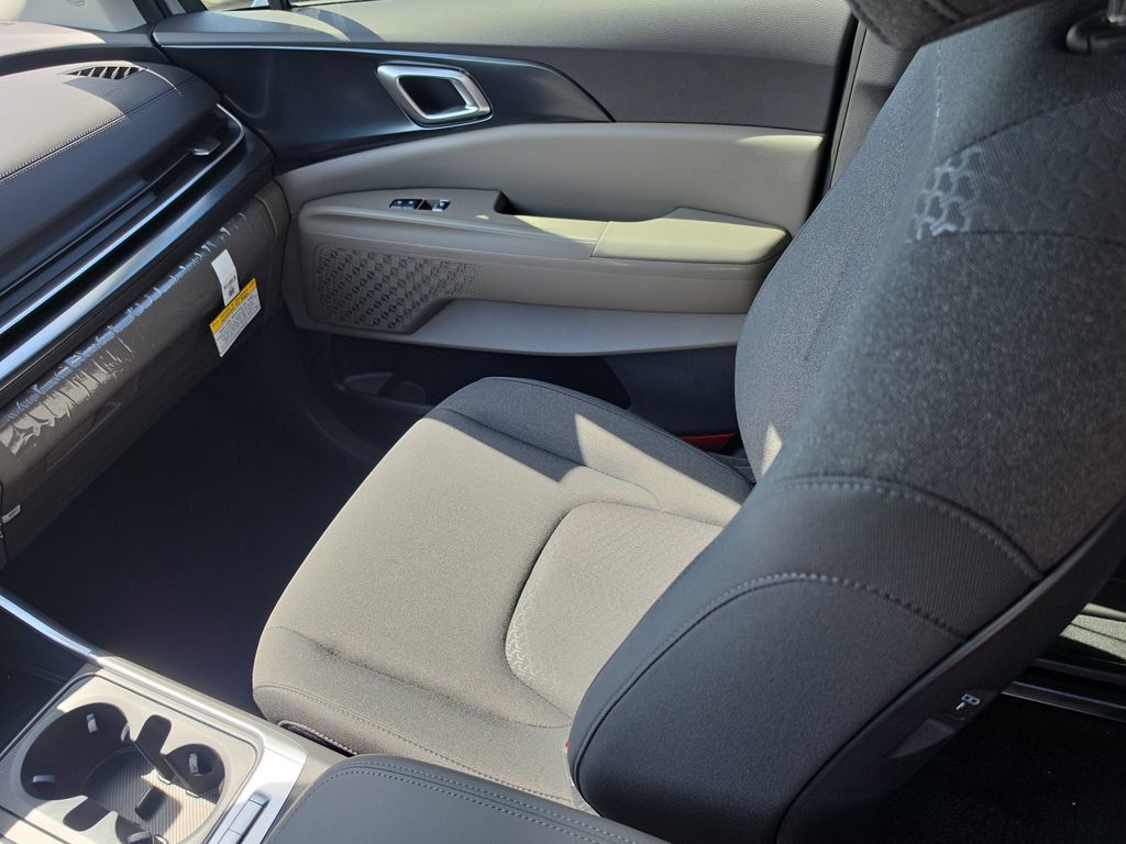 New 2027 Kia Carnival LX FWD image 15